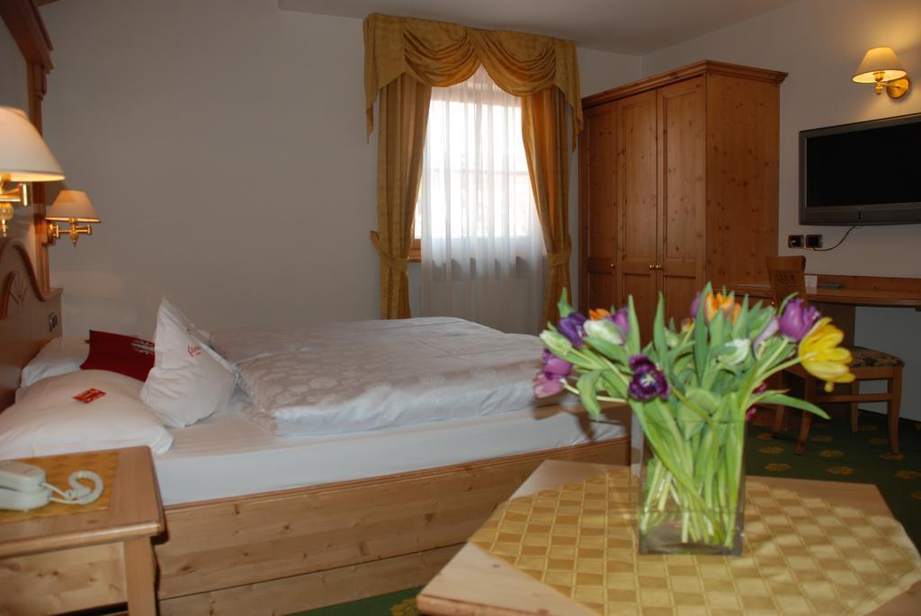 Hotel Flora Селва ди Вал Гардена Стая снимка
