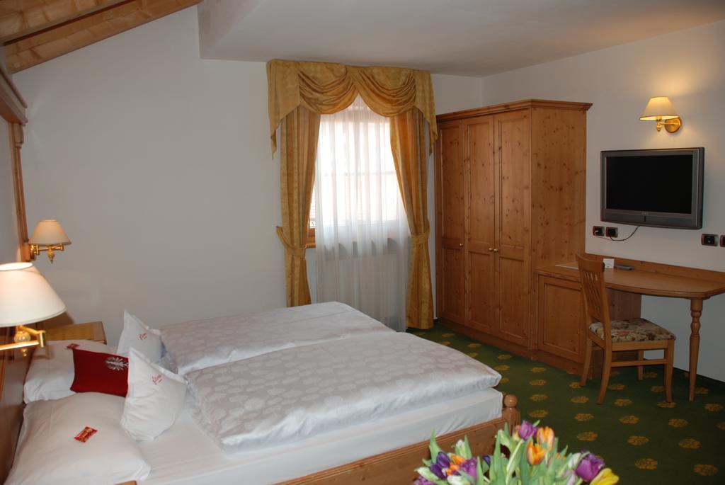 Hotel Flora Селва ди Вал Гардена Стая снимка