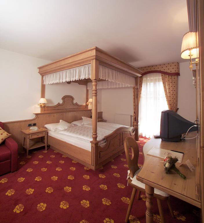 Hotel Flora Селва ди Вал Гардена Екстериор снимка