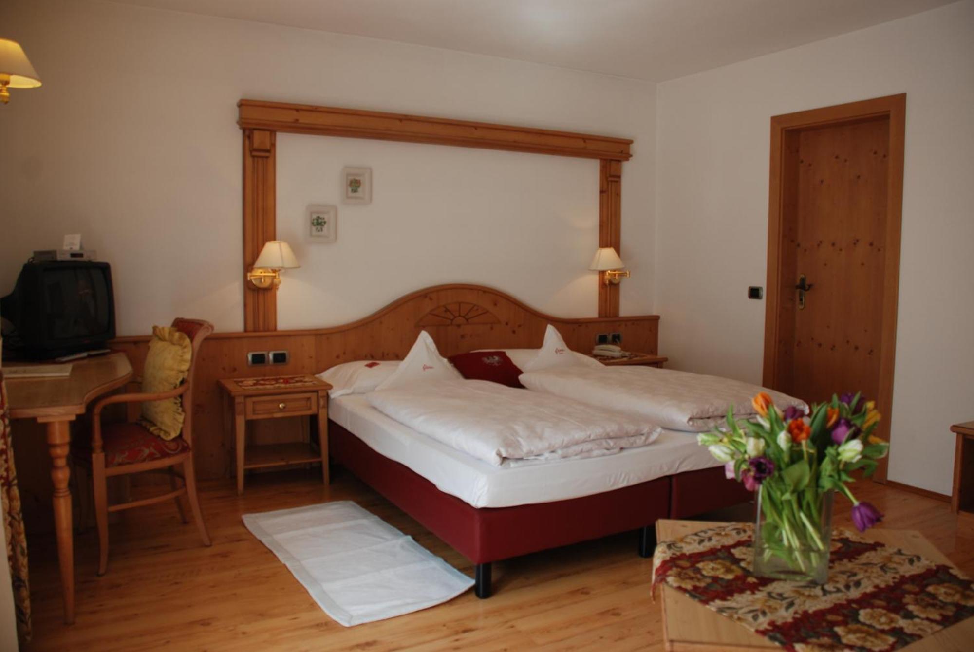 Hotel Flora Селва ди Вал Гардена Екстериор снимка